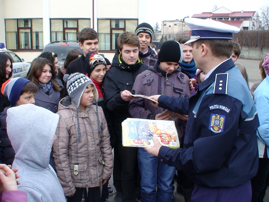 foto-2-politisti-scoli